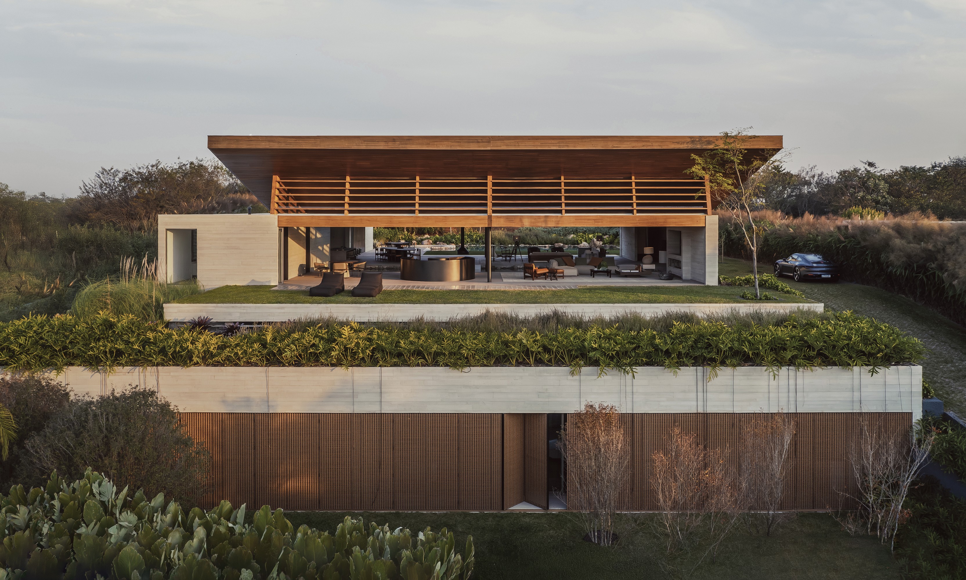 Casa de campo usa o terreno a seu favor para criar vistas espetaculares