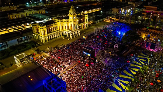 Início da celebração dos 129 anos de BH reúne mais de 20 mil pessoas em shows na Praça da Estação