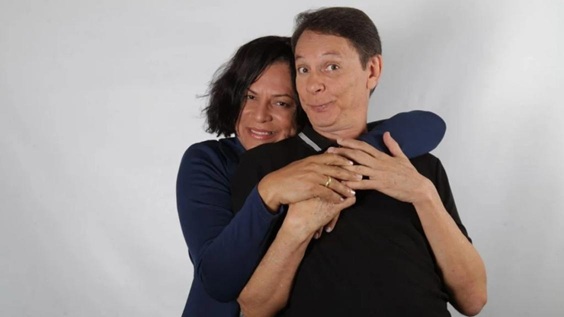 Carlos Nunes e Kayete percorrem diferentes épocas em comédia no Teatro Francisco Nunes