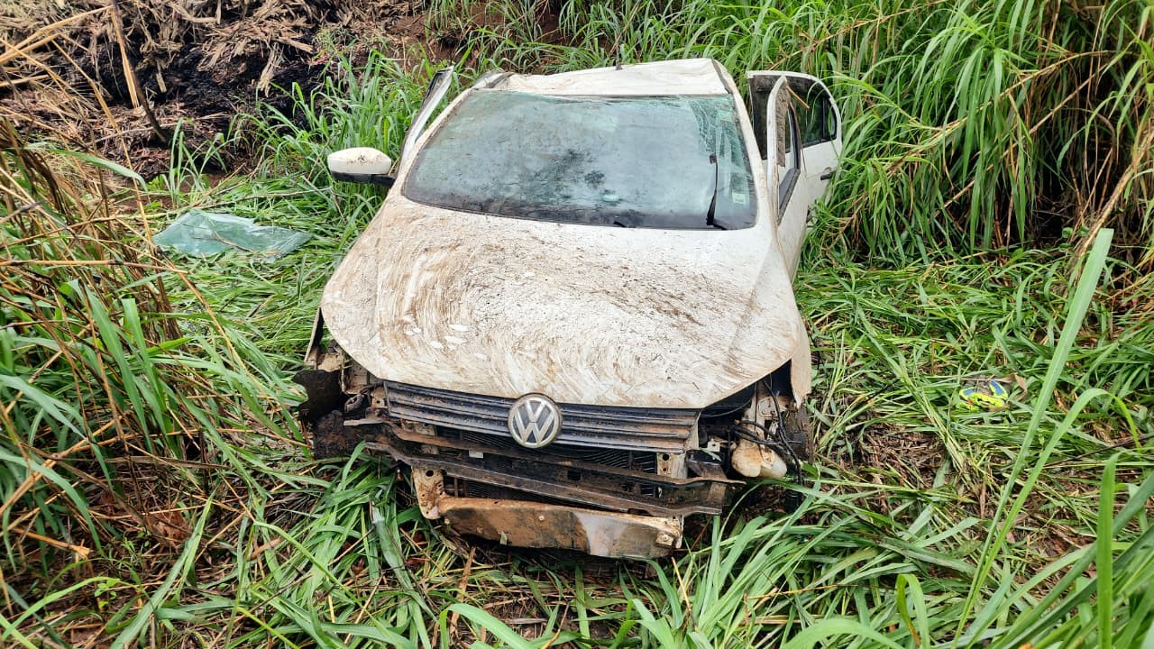 Motorista tenta evitar colisão com moto e capota carro na BR-354, em MG