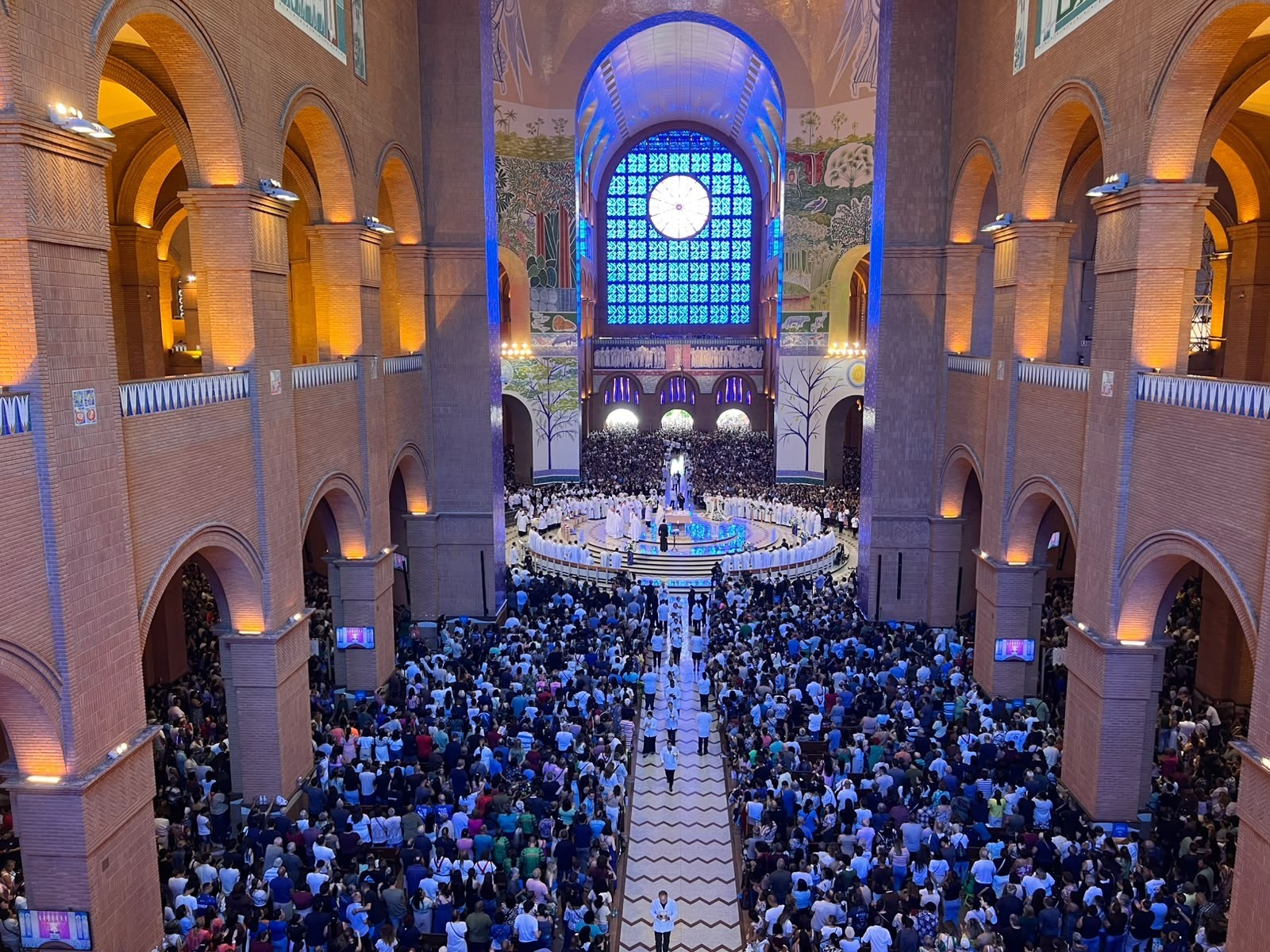 Basílica de Aparecida fica lotada de fiéis durante as celebrações do Dia da Padroeira; acompanhe