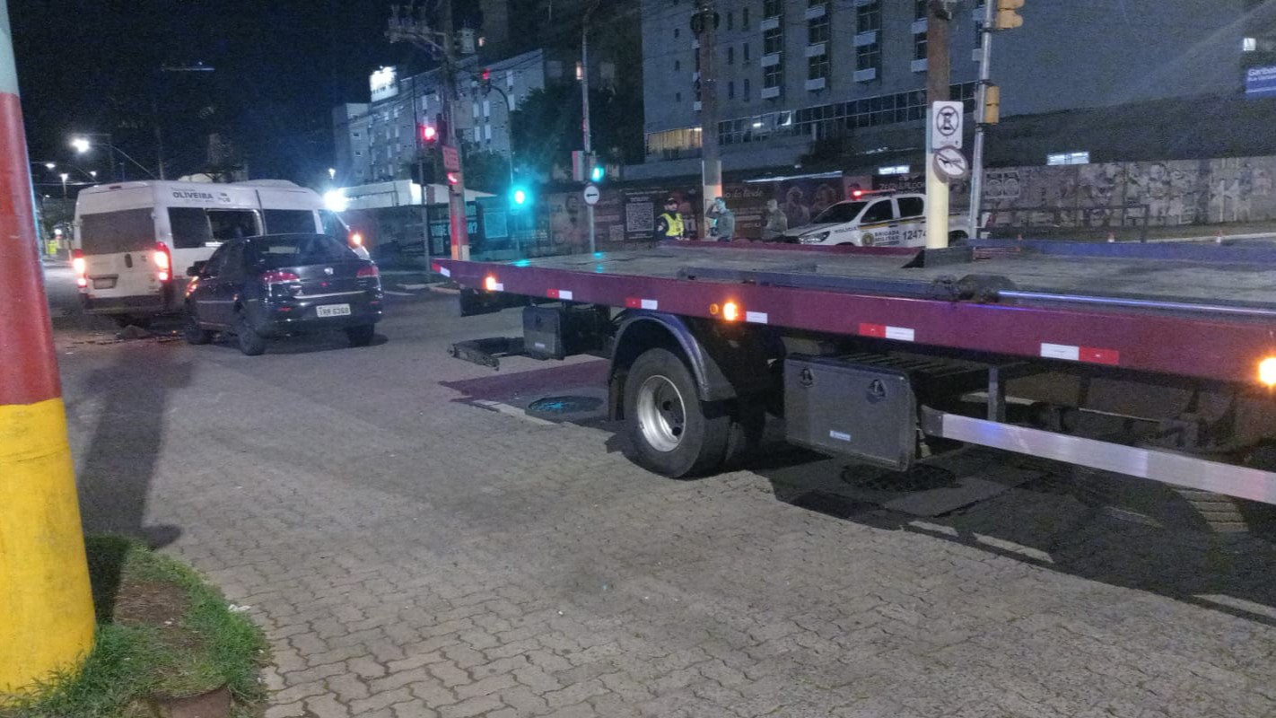 Colisão entre carro e van deixa 7 pessoas feridas em Porto Alegre