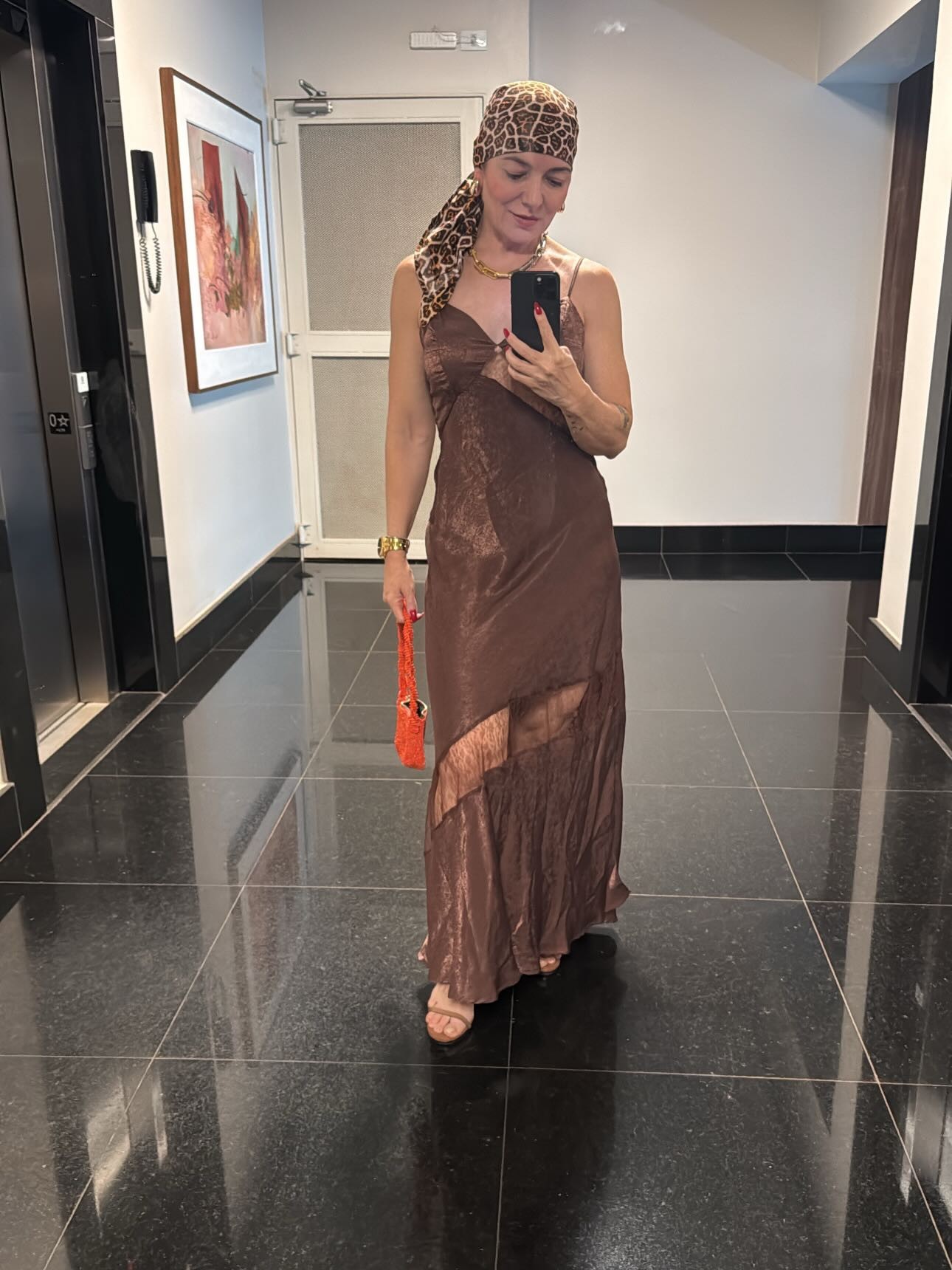 Após diagnóstico de alopecia, Karina Lucco posa com lenço na cabeça: "Me olhei e achei bonita"