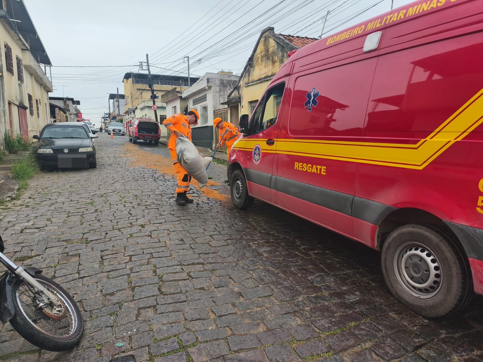 Óleo derramado em rua provoca queda de motociclistas e deixa duas pessoas feridas em MG