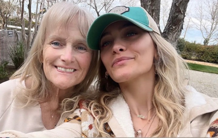 Paris Jackson posa sorridente ao lado da mãe, Debbie Rowe, em fotos raras de família