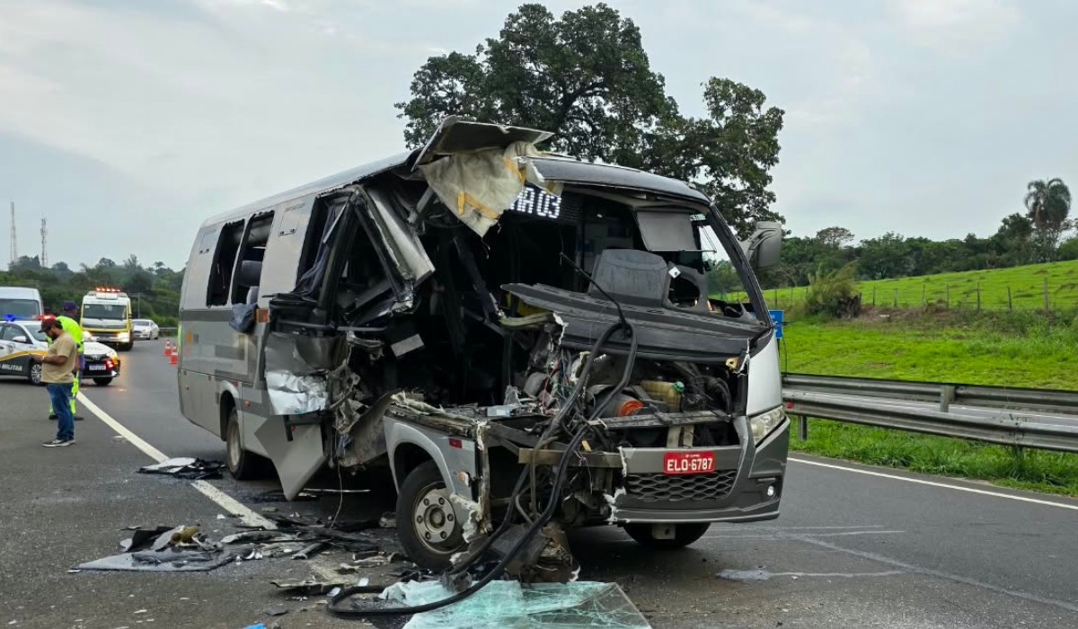Micro-ônibus tem lateral destruída e sete ficam feridos após acidente com carreta em Jaguariúna