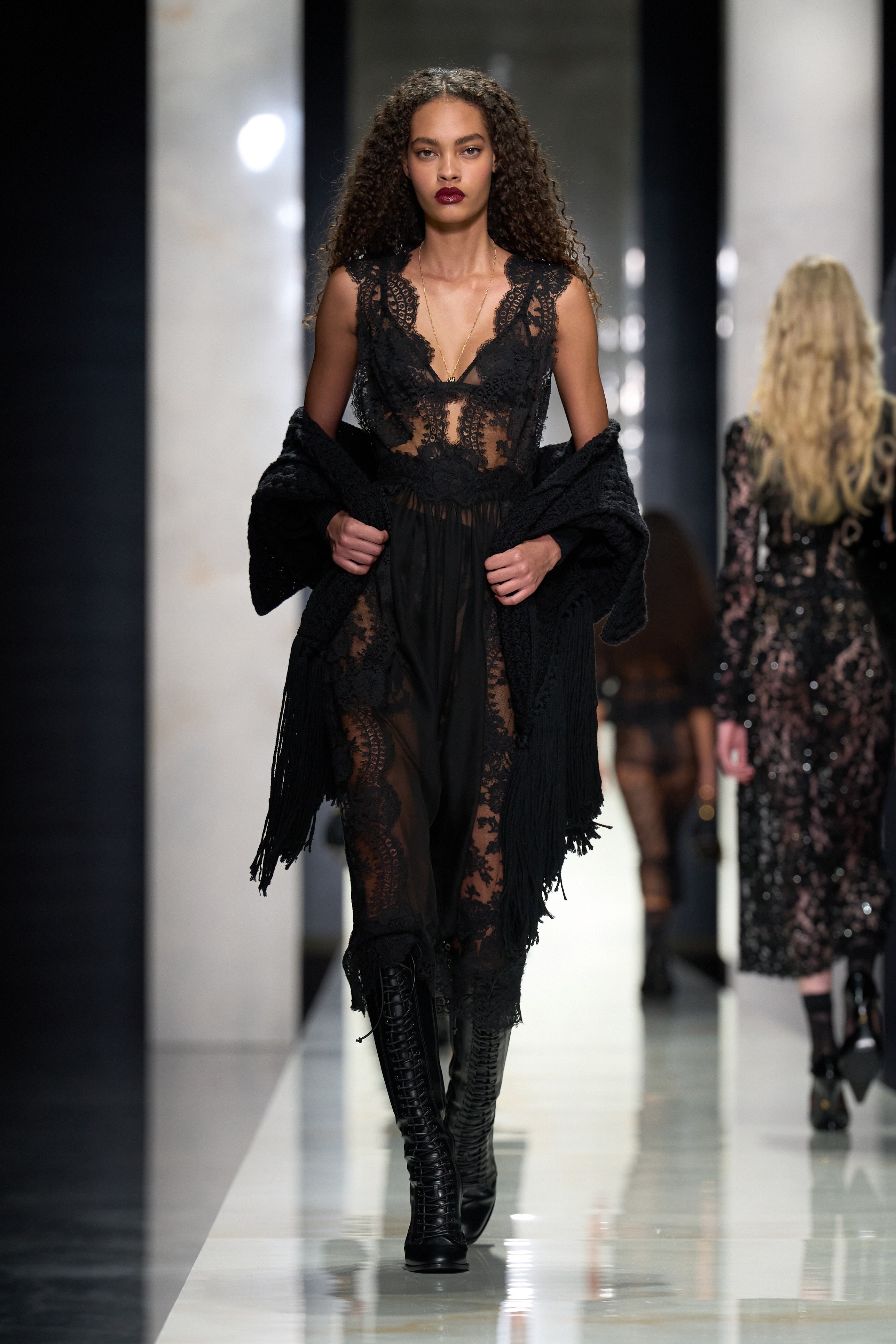 Iasmin Reis te leva pelo backstage do desfile de  inverno 2026 da Dolce &amp; Gabbana em Milão