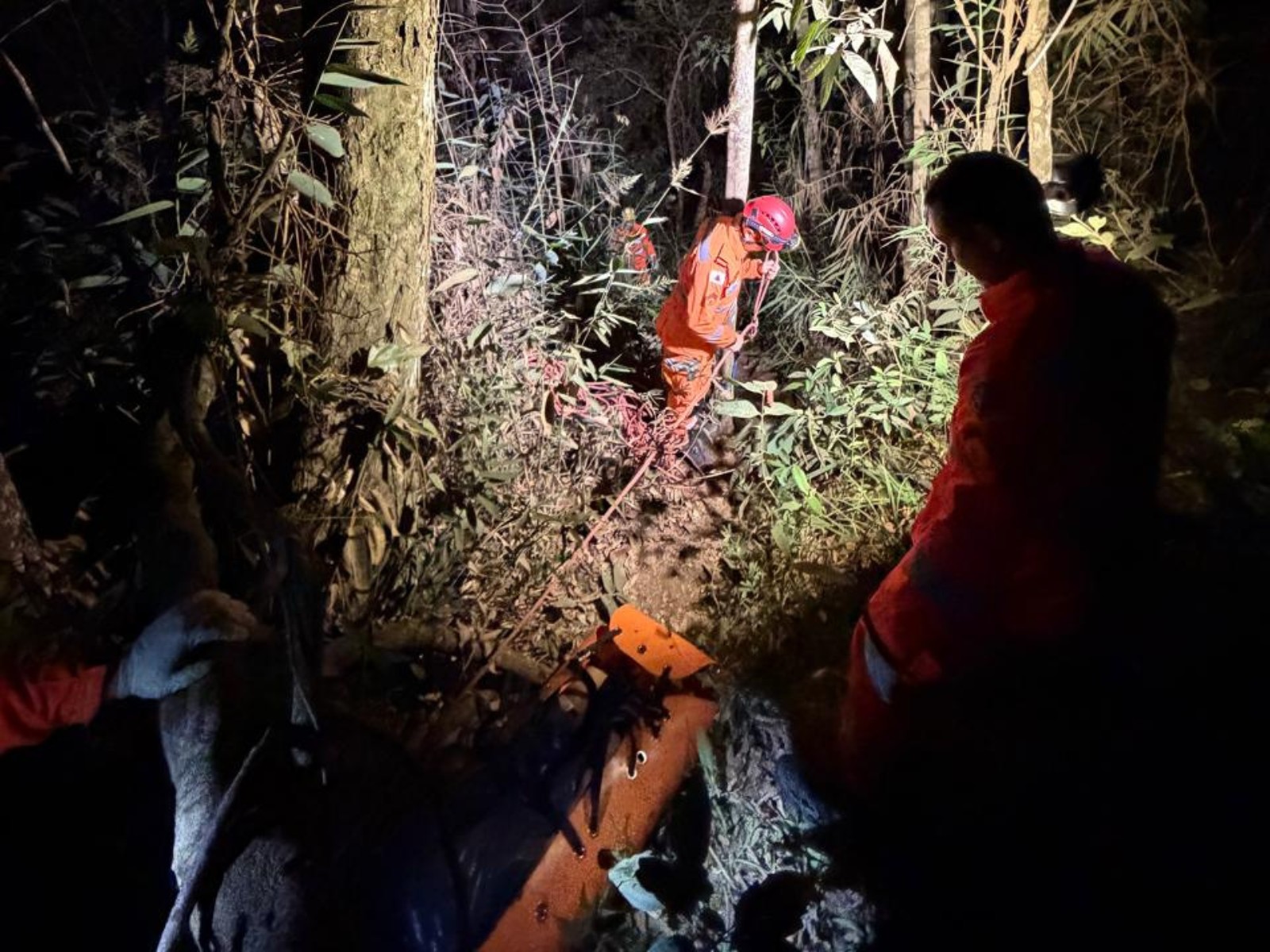 Casal morre após cair de cachoeira de 85 metros na Serra dos Cocais, em Coronel Fabriciano
