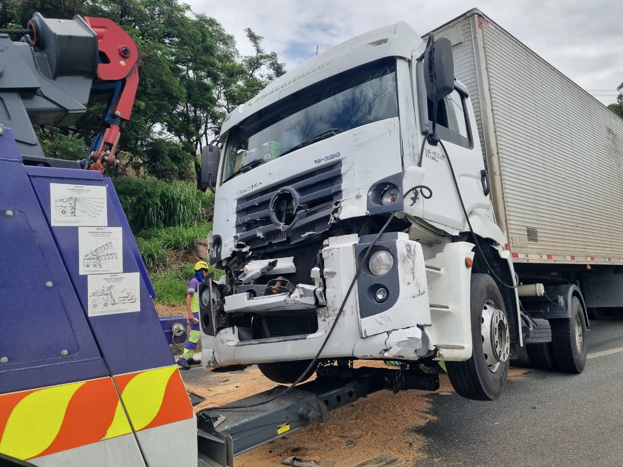 Engavetamento entre caminhões e carros deixa uma pessoa ferida e interdita a Fernão Dias, em Atibaia