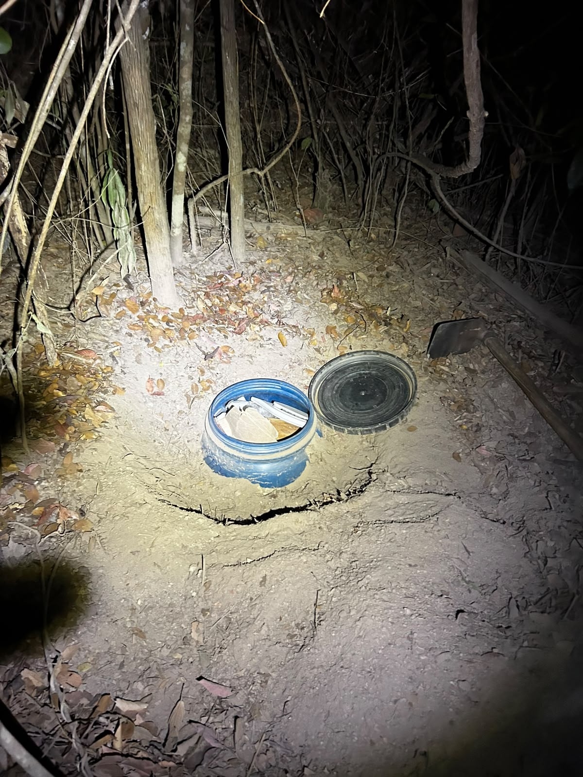 Coordenadas geográficas repassadas com foto de fuzil ajudam PM a encontrar barril enterrado com drogas em MG; VÍDEO