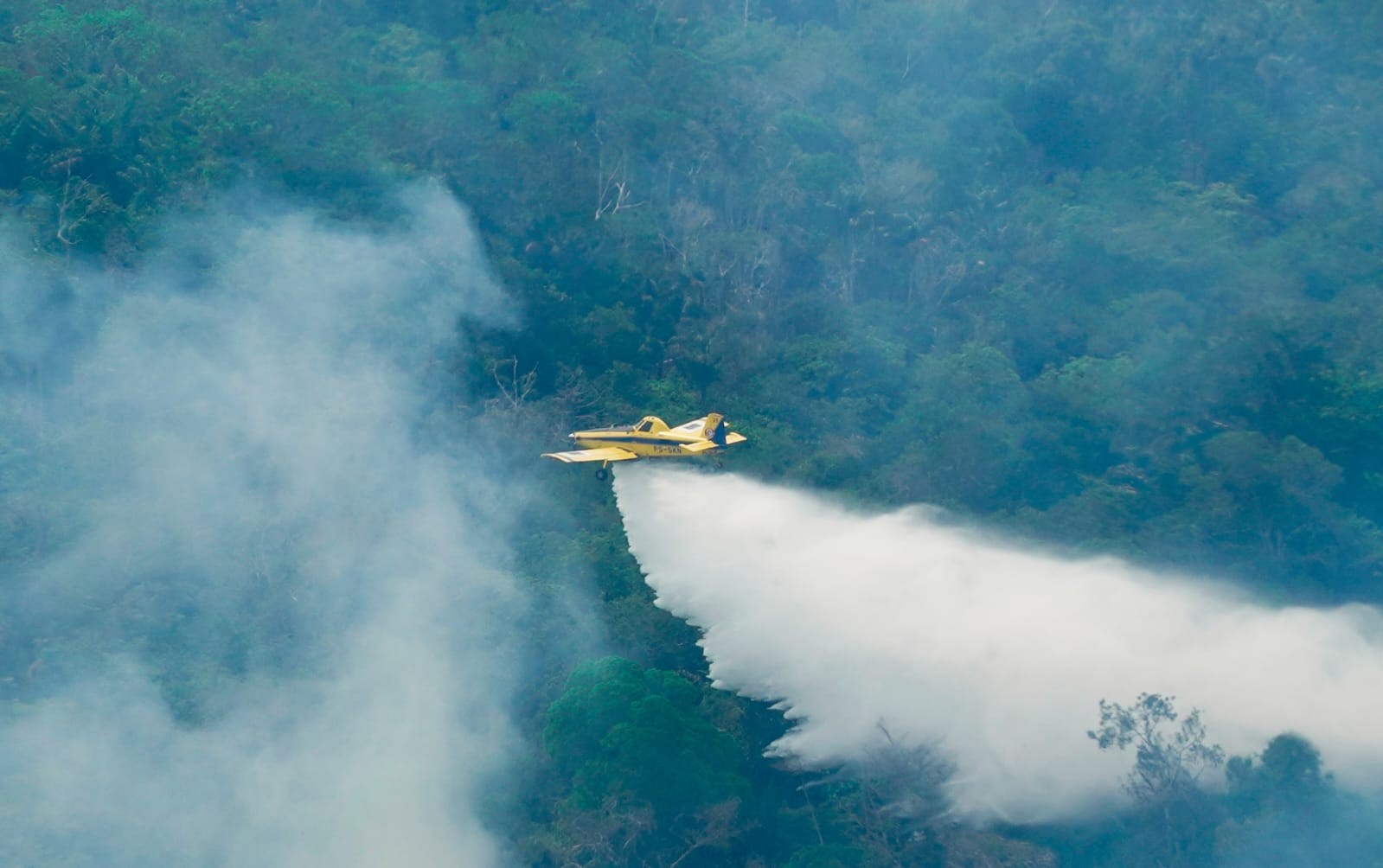 Aviões do Ibama lançam mais de 10 mil litros de água sobre áreas atingidas por incêndios no Amazonas; VÍDEO