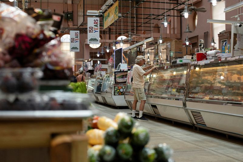 CPI: Inflação nos EUA acelera para 3,7% no ano com alta dos combustíveis