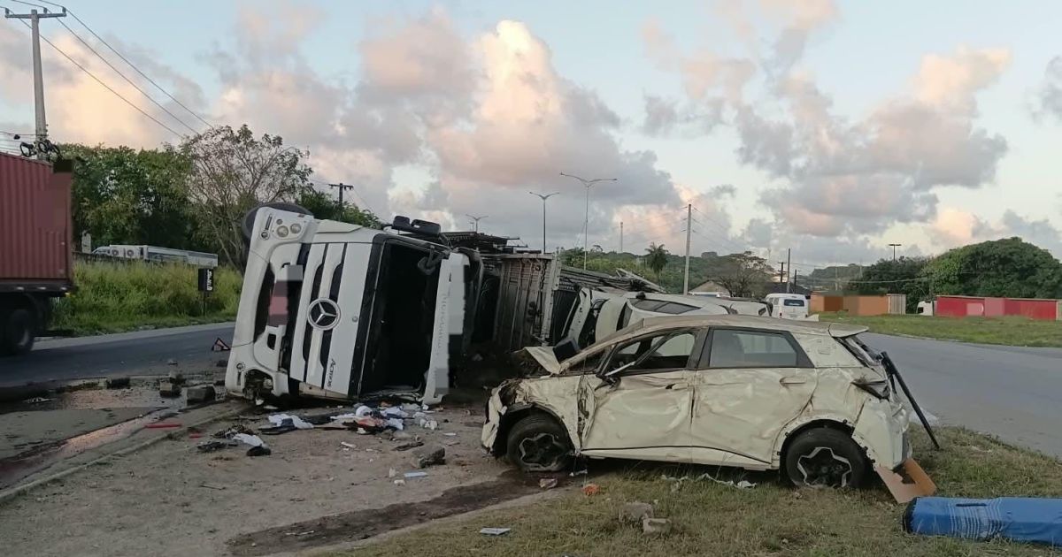 Cegonha com carros da BYD tomba em Recife (PE) e causa prejuízo milionário