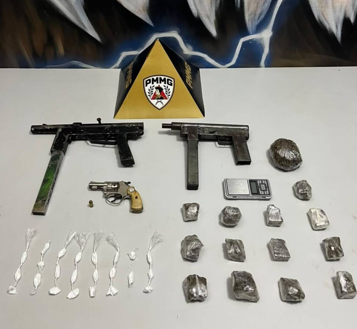 Polícia apreende submetralhadoras, revólver e drogas durante operação em Ipatinga; dois homens são presos