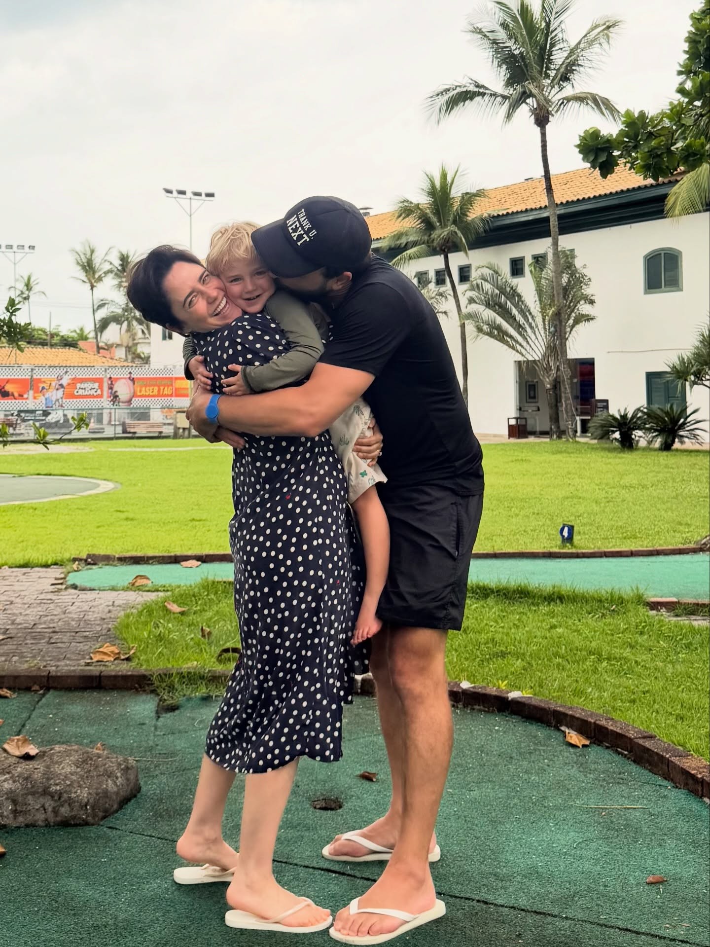 Discreta, Fernanda Vasconcellos mostra momento carinhoso com filho e Cássio Reis