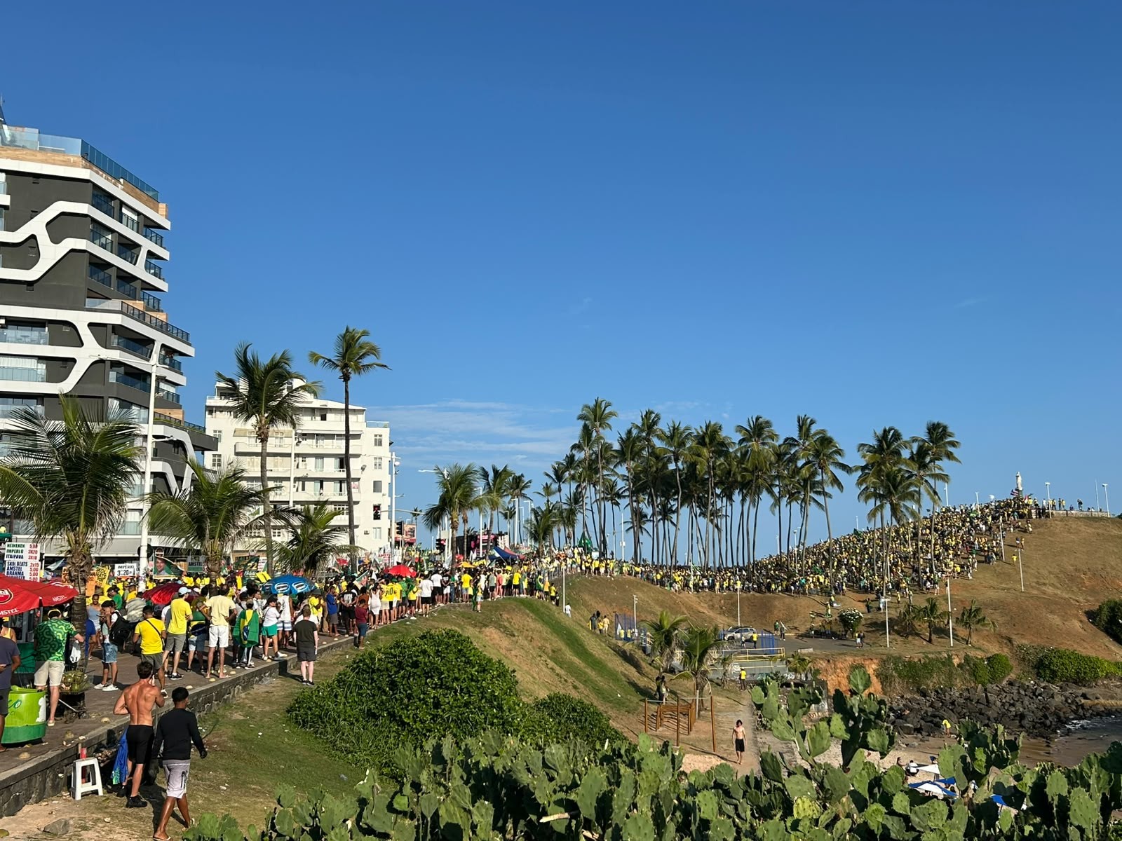 Flávio Bolsonaro recebe título de cidadão soteropolitano após passeata de campanha em Salvador