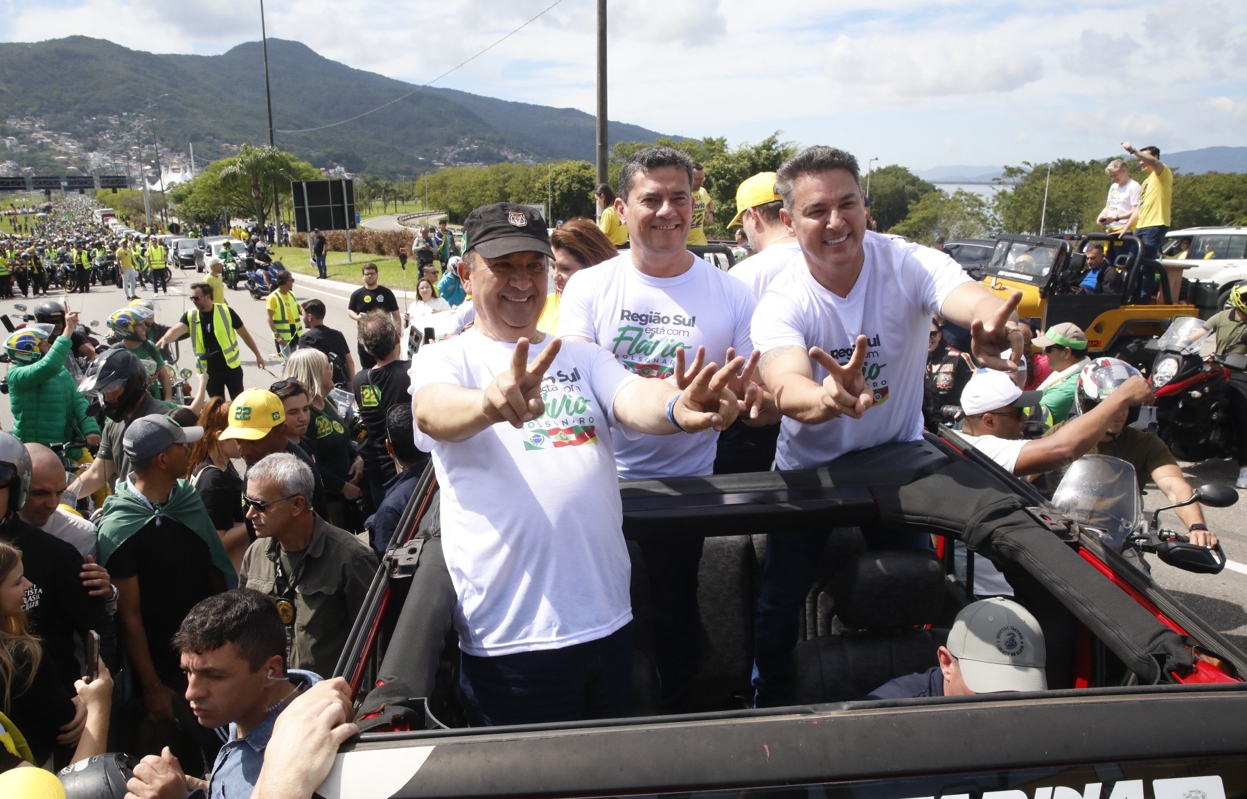 Governadores eleitos do Sul fazem motociata e 'jetciata' em apoio a Flávio Bolsonaro, em Florianópolis