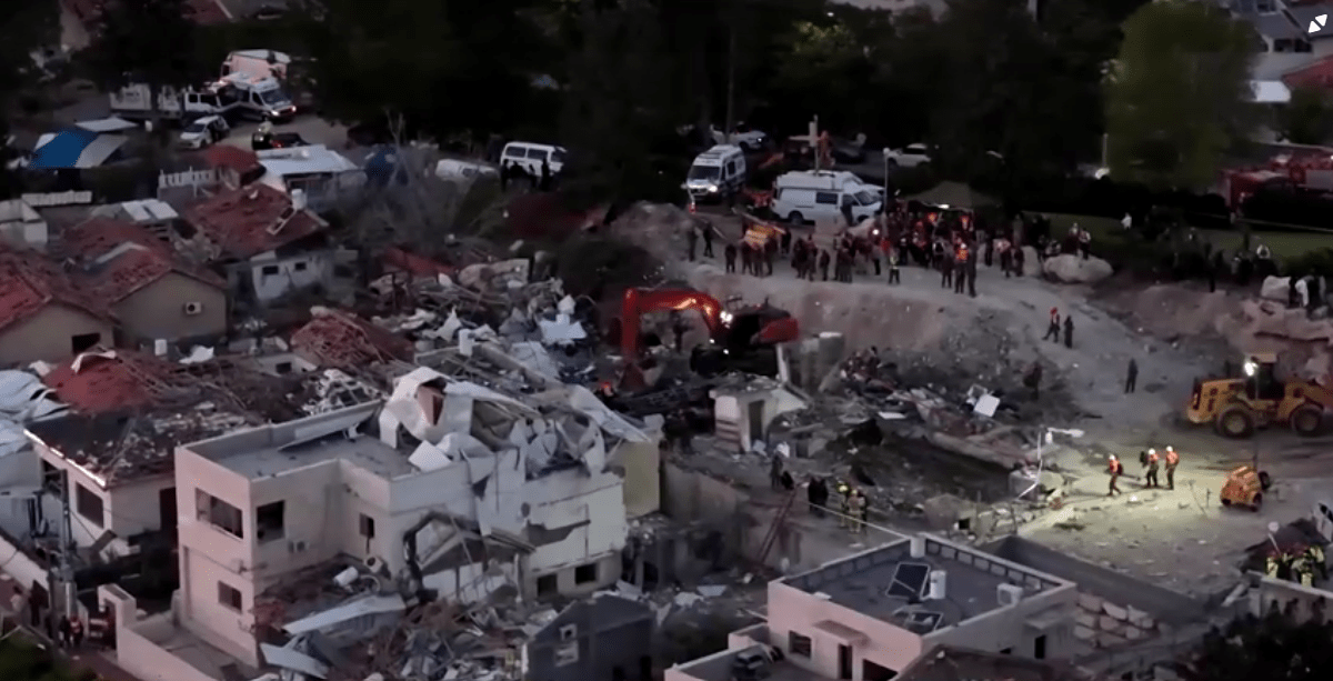 Imagens de drones mostram operações de resgate após ataque com míssil