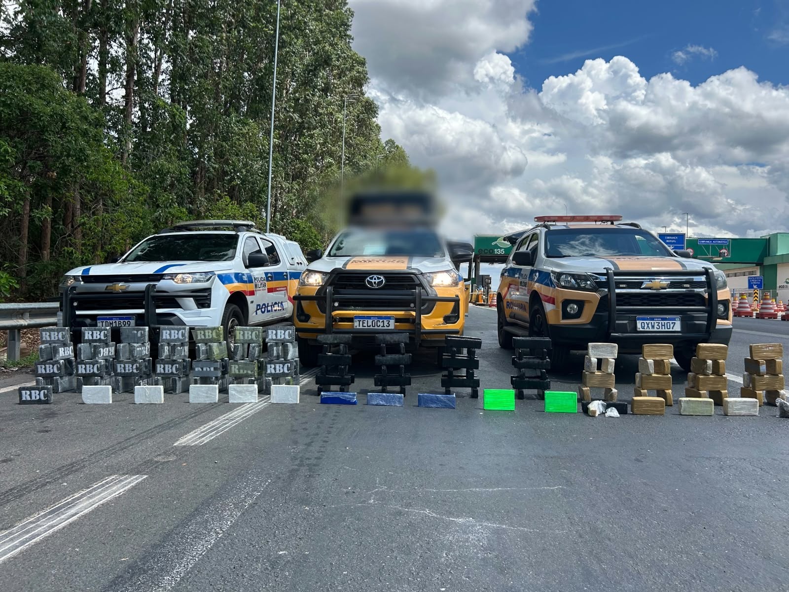 Polícia apreende mais de 100 kg de drogas em ônibus na BR-135; veículo seguia de SP para a Bahia