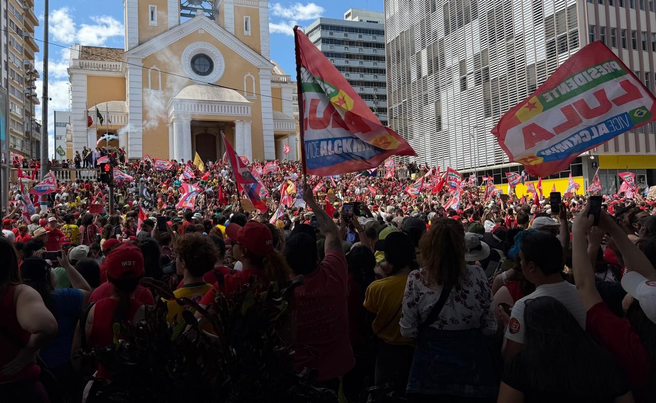 Apoiadores de Lula fazem ato pelas ruas de Florianópolis