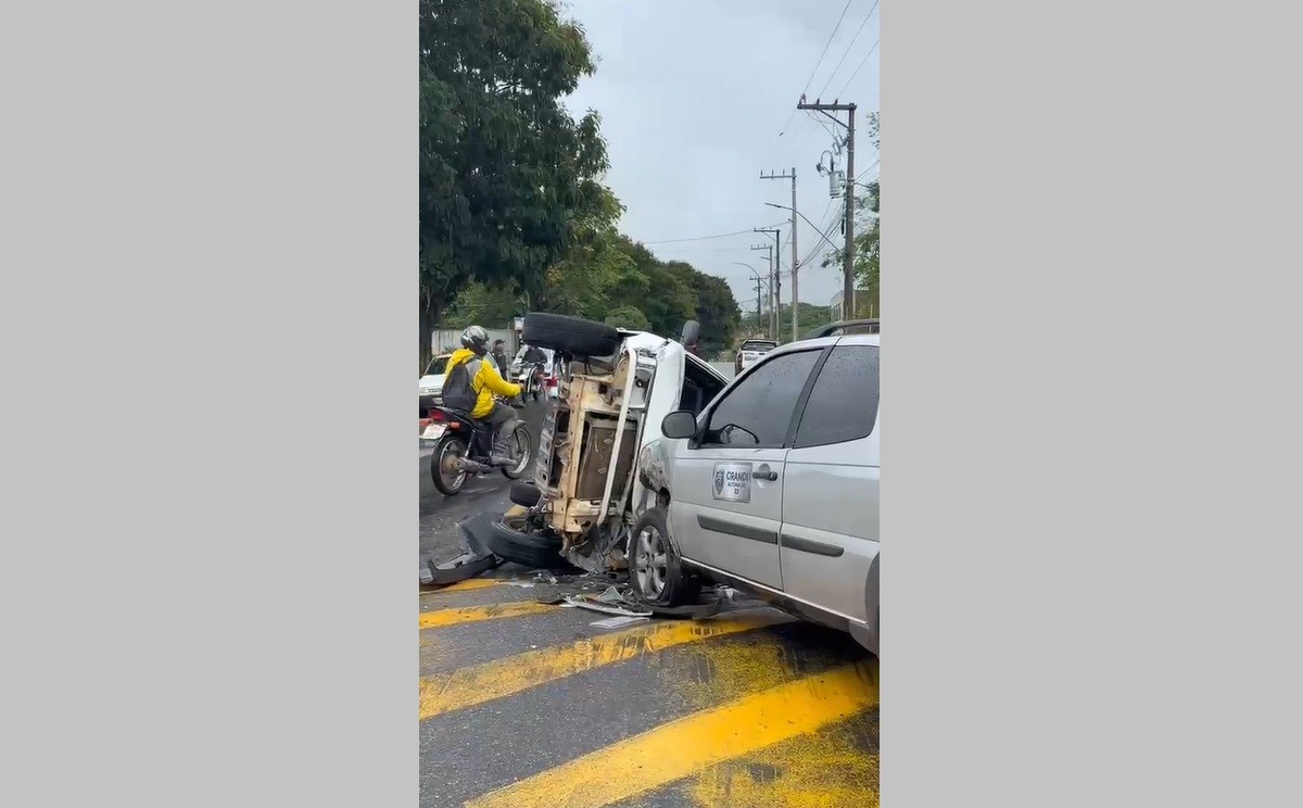 Colisão entre três carros deixa veículo tombado na RJ-116, em Aperibé; motorista abandonou local do acidente, segundo testemunhas
