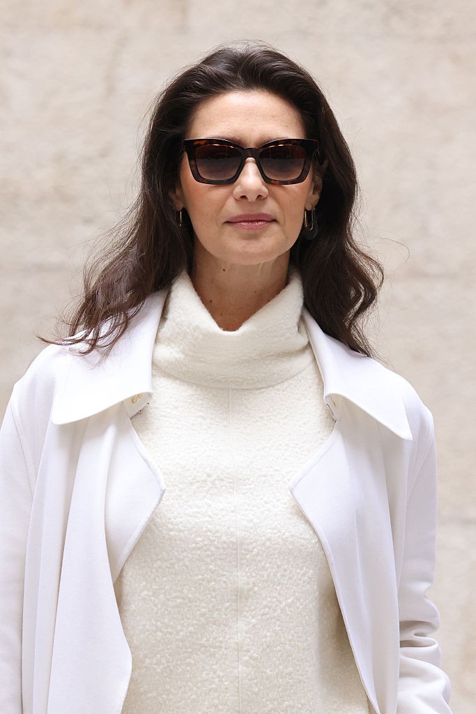 Toda de branco, Maria Fernanda Candido confere desfile de Giorgio Armani em Milão