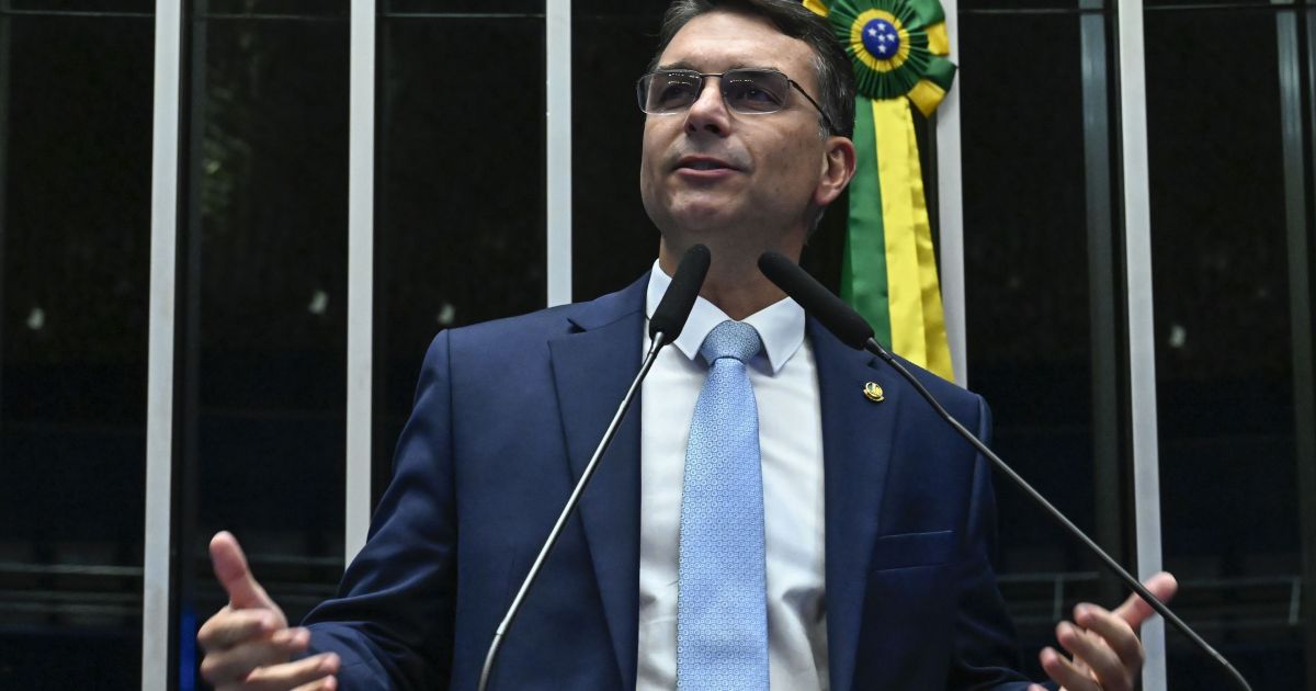 Flávio Bolsonaro afirma que ainda não há decisão sobre chapa presidencial