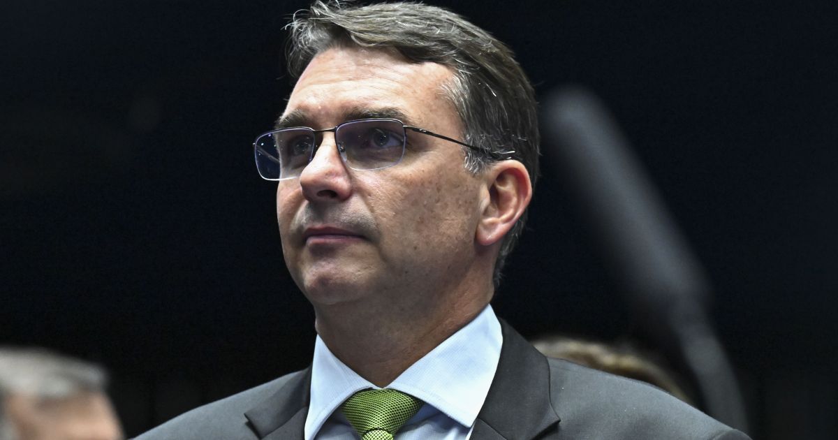 Flávio Bolsonaro liga alta nas pesquisas ao sobrenome e à rejeição a Lula
