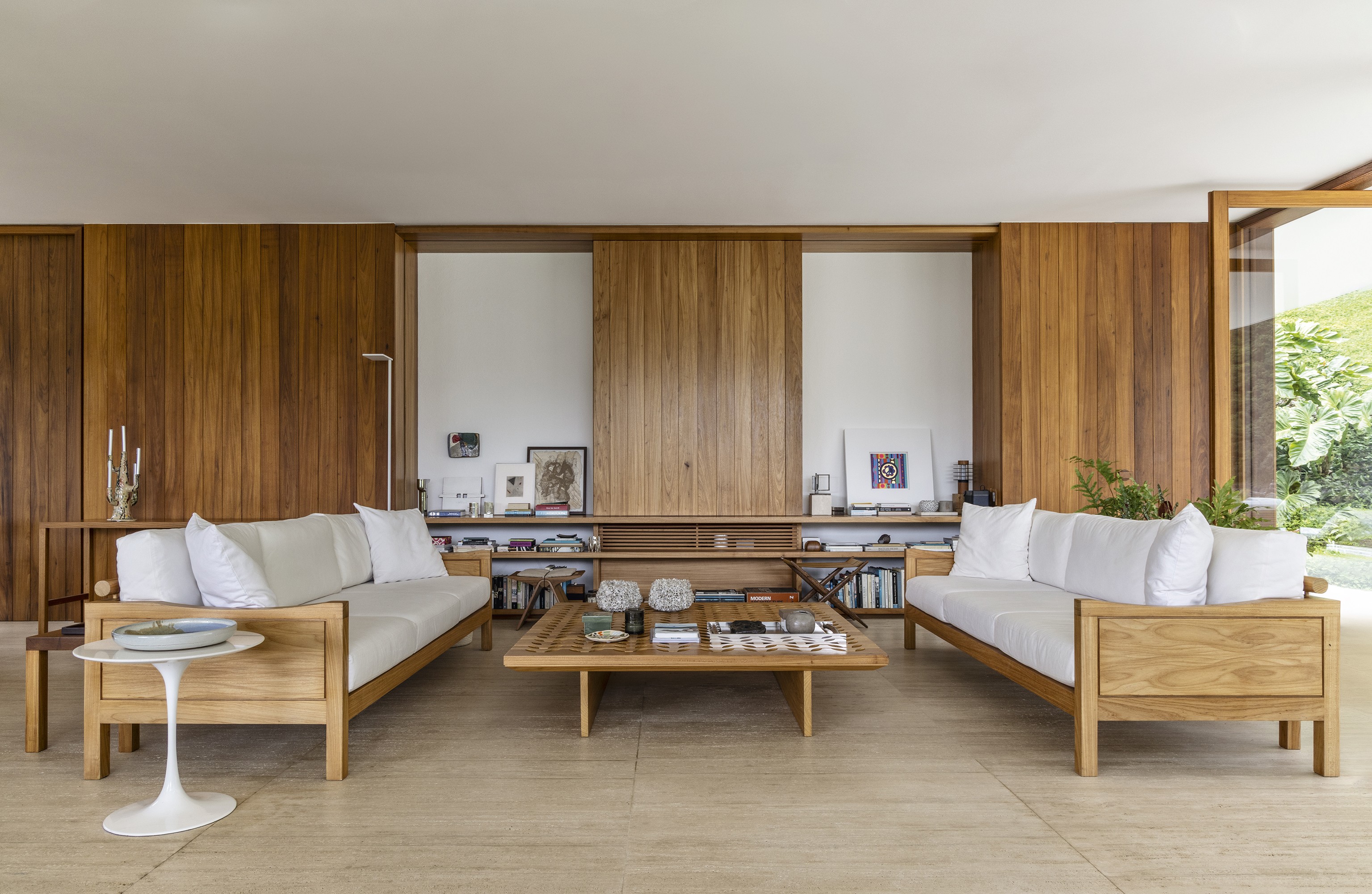 Casa se abre para a natureza e recebe luz de acordo com o movimento solar