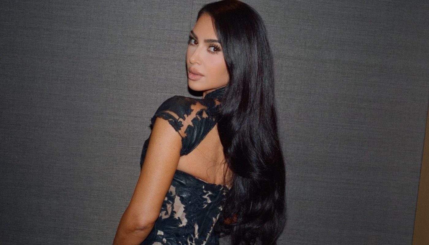 Os looks de Kim Kardashian são uma verdadeira aula de história da moda