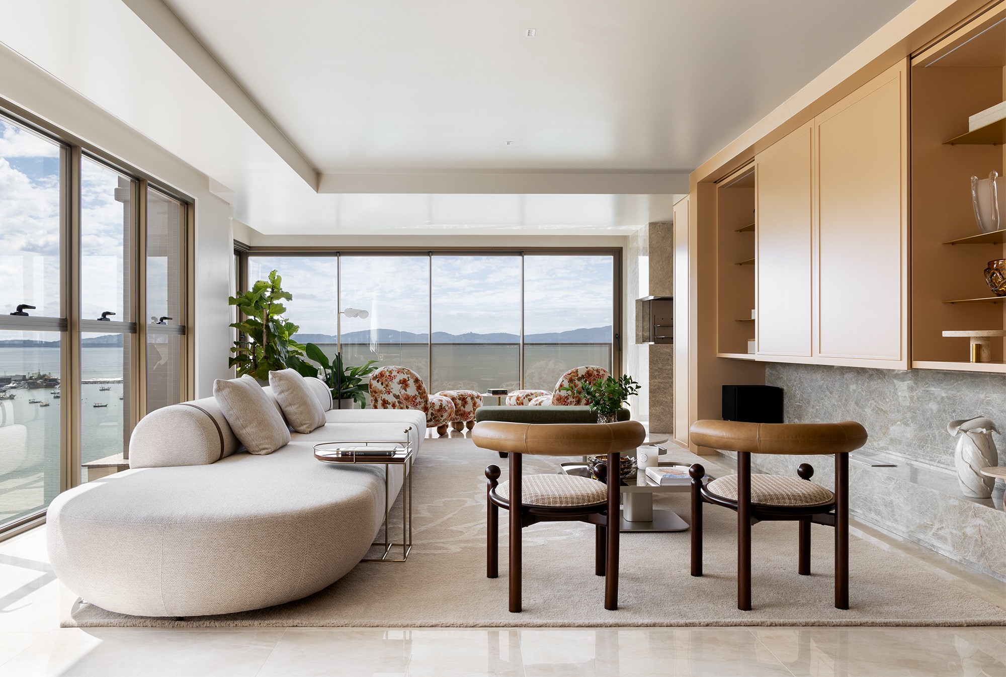 ‘Castelo contemporâneo’: cobertura reúne pedras naturais, design autoral e vista para o mar