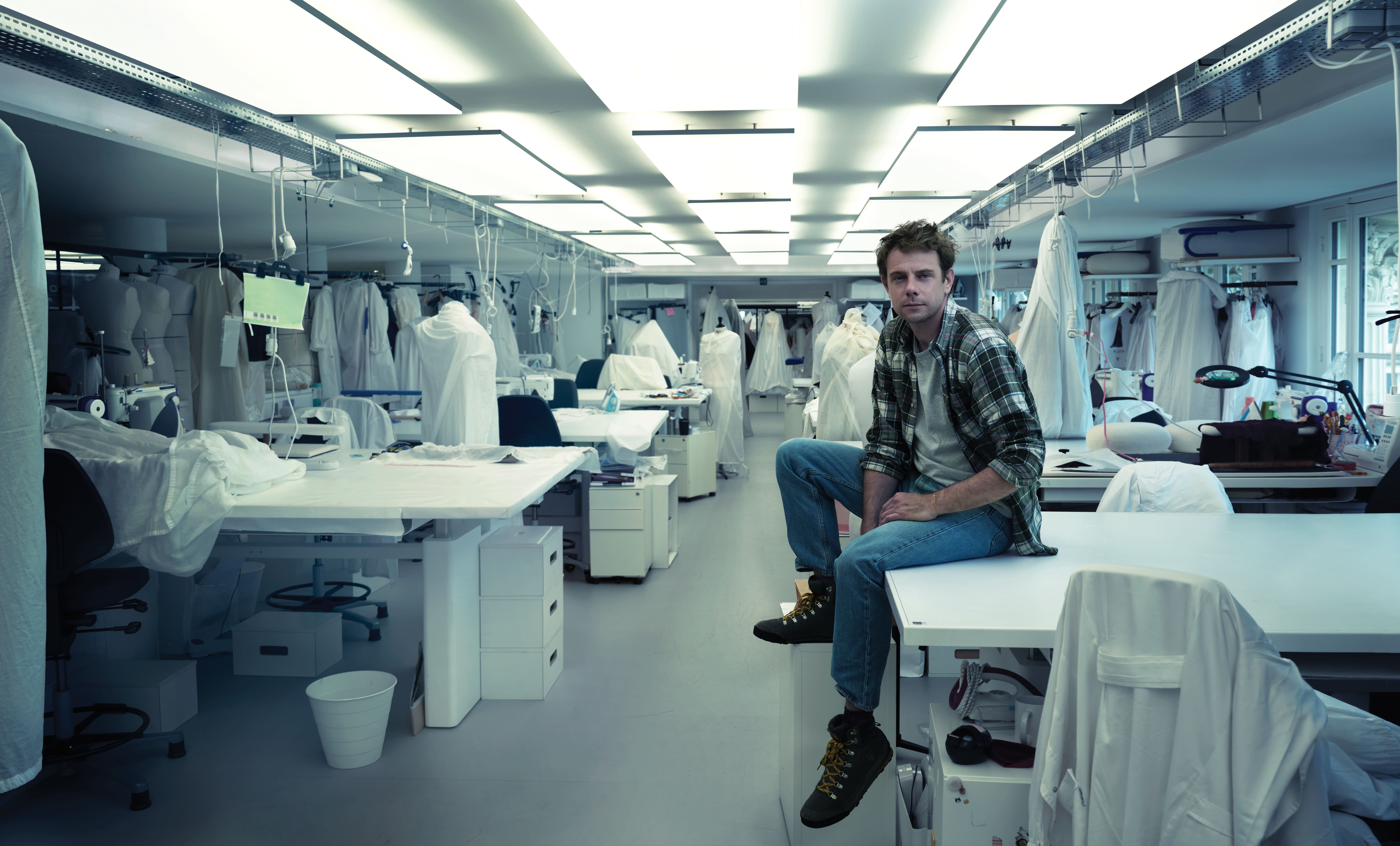 Jonathan Anderson fala sobre visão e pressão em sua primeira grande entrevista após assumir a Dior