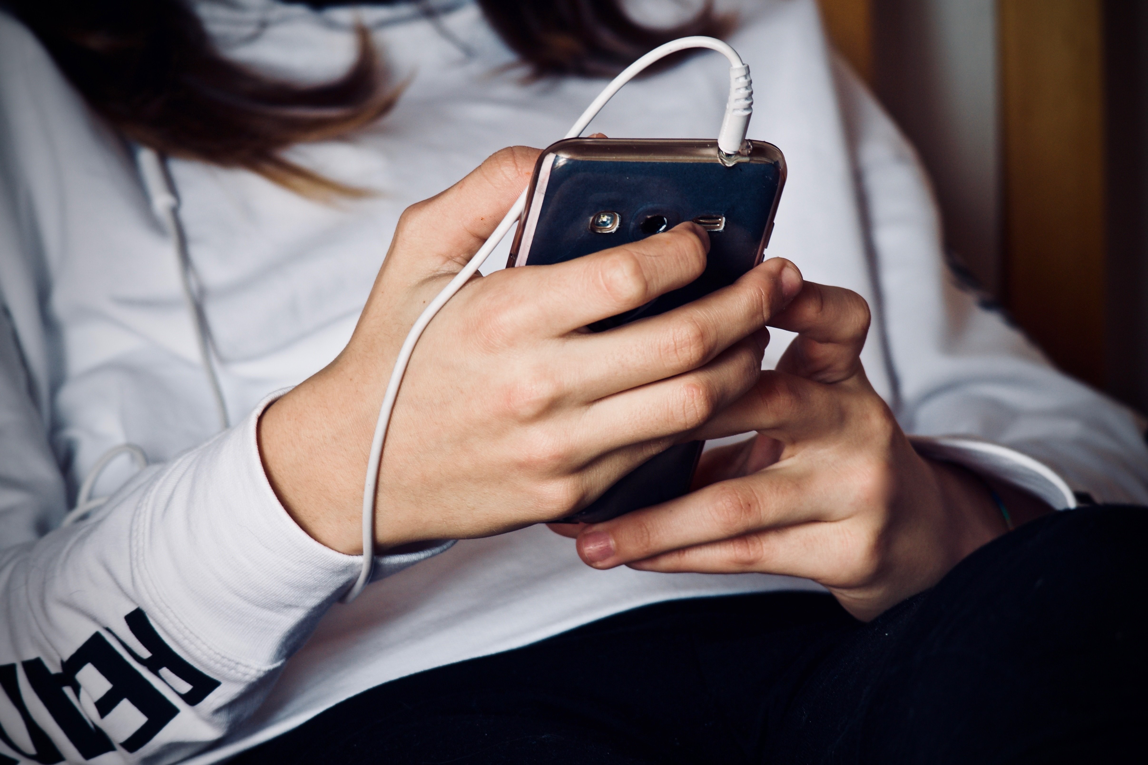 Celular, comparação e diálogo: os desafios de educar adolescentes em uma geração hiperconectada