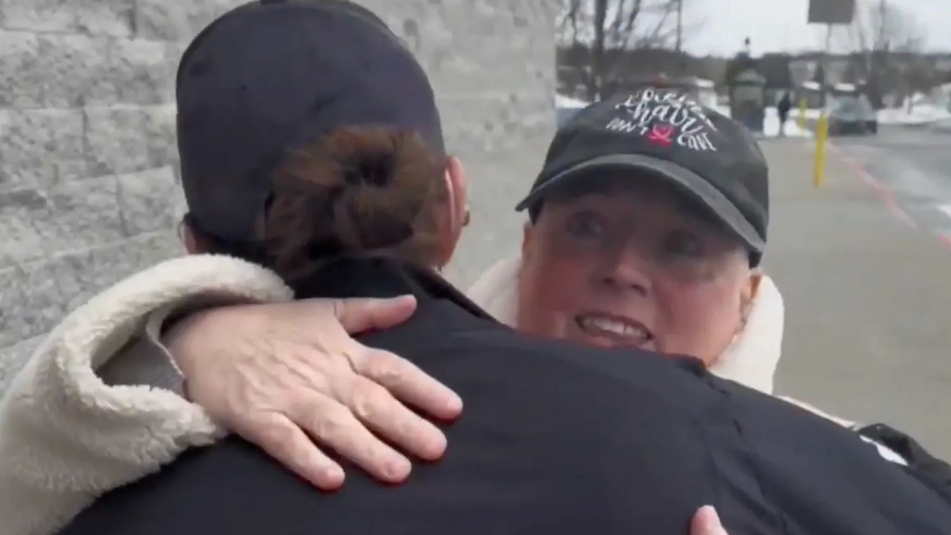 Cliente com câncer encomenda bolos e descobre que outra pessoa pagou por eles: 'Quase chorei'