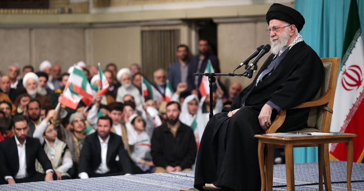 Iranianos protestam contra morte de Khamenei em Teerã, mostra mídia estatal