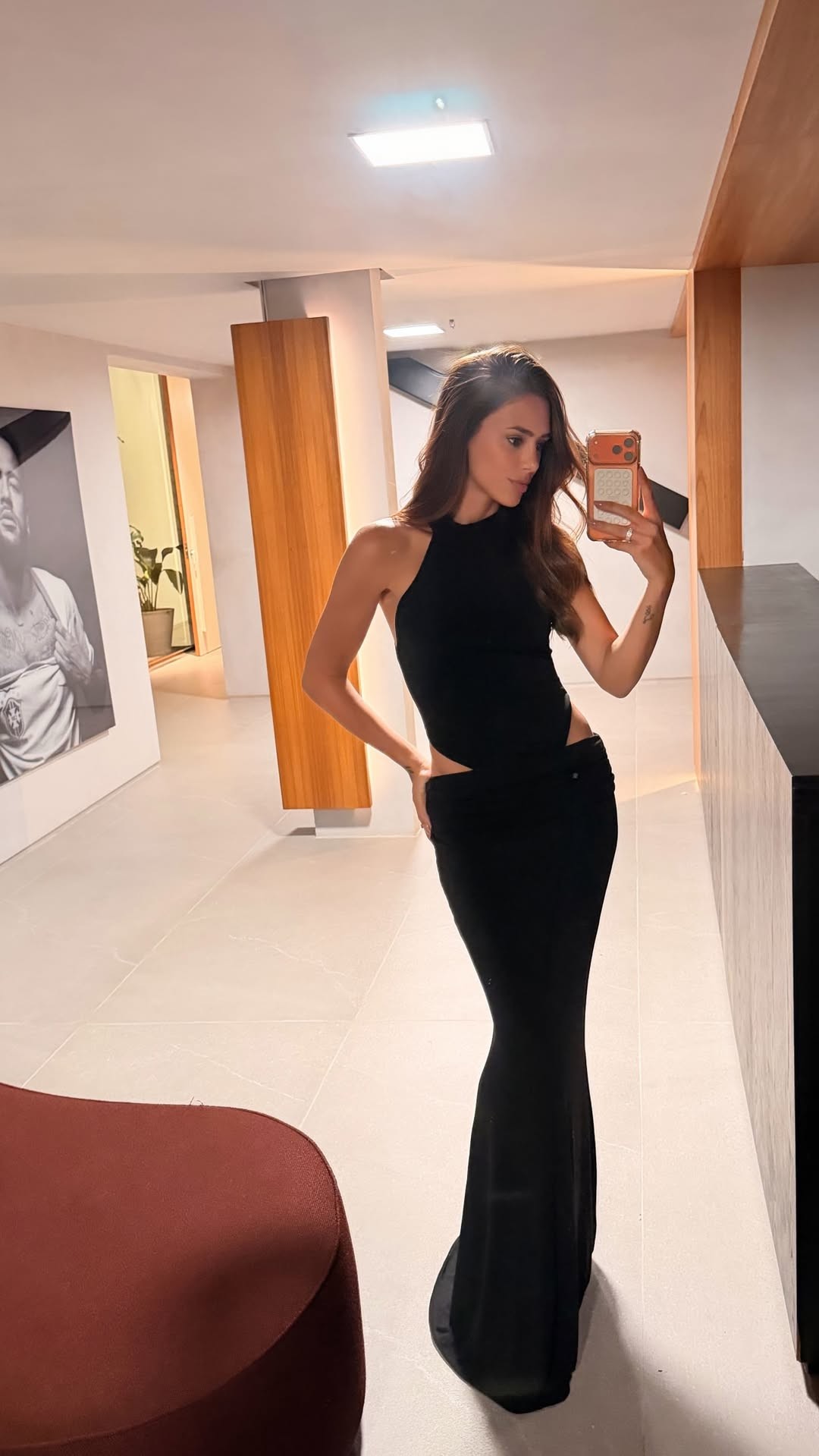 Bruna Biancardi elege look all black com recortes estratégicos