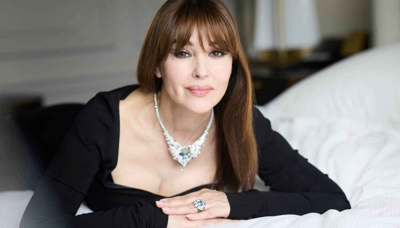 “Para o meu tipo de corpo, o simples é melhor”: Monica Bellucci explica por que não consegue viver sem um vestido preto