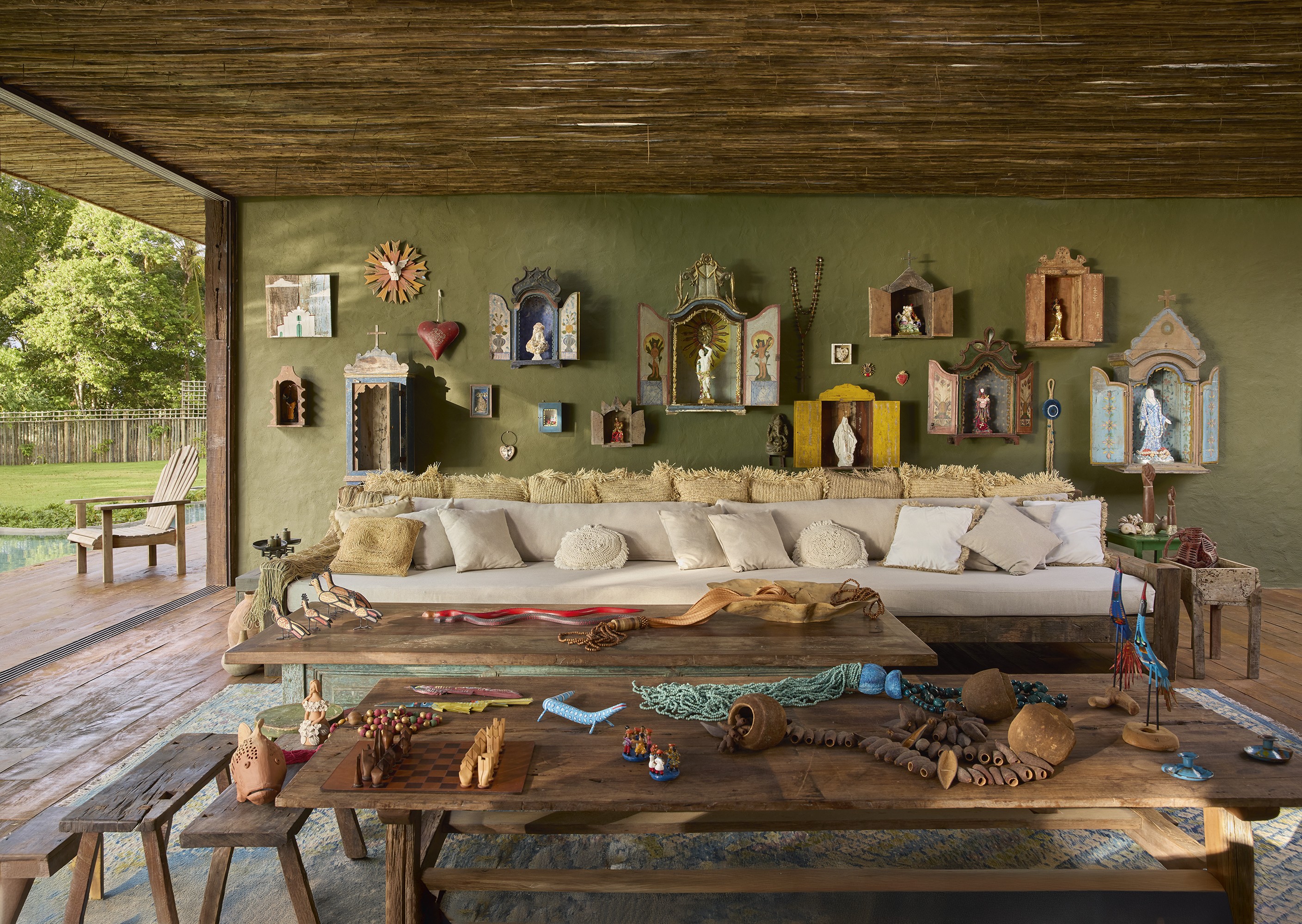 Em Trancoso, matéria bruta e transparência marcam casa sensorial