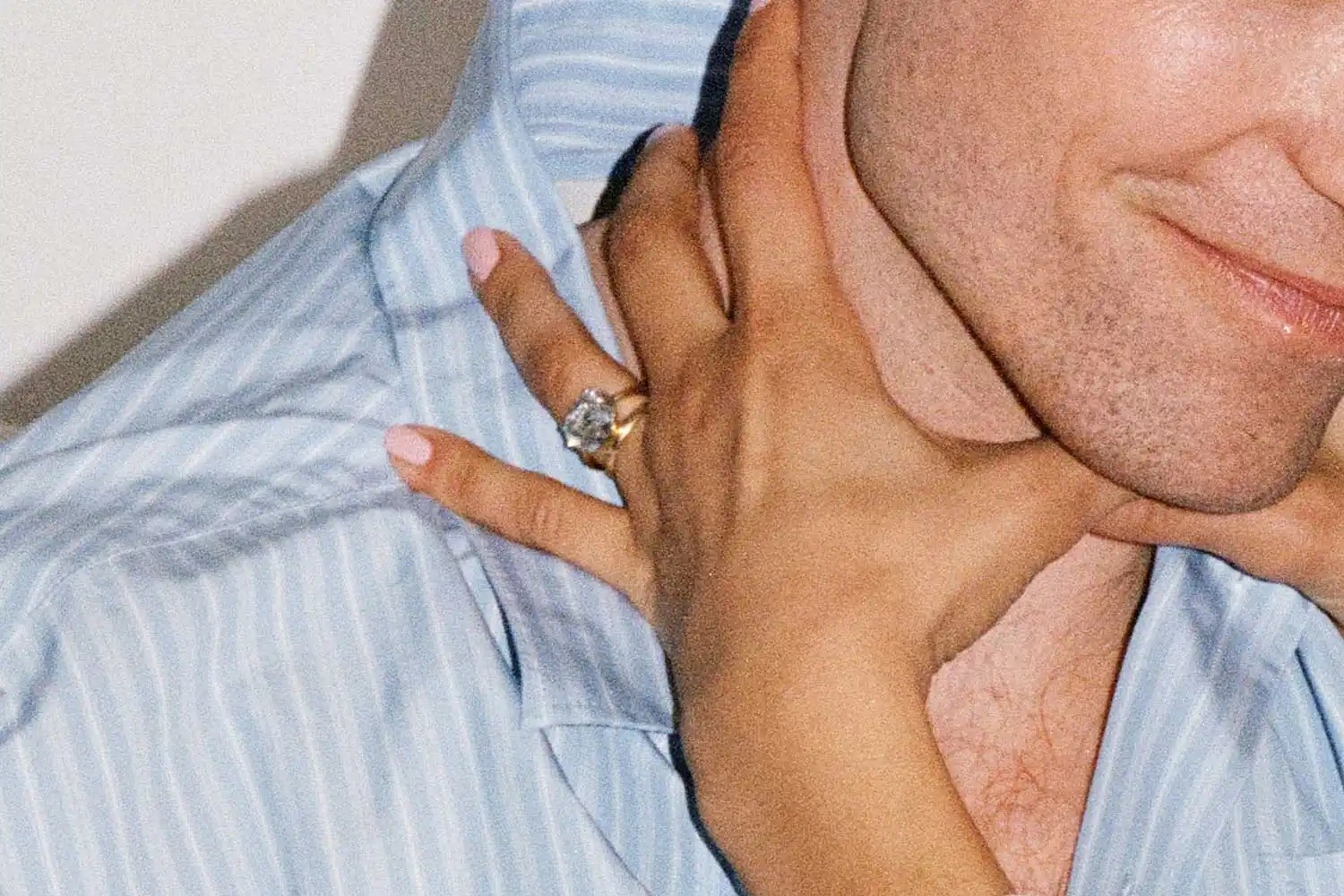 Zendaya é vista com aliança de ouro em meio a especulações sobre casamento secreto com Tom Holland