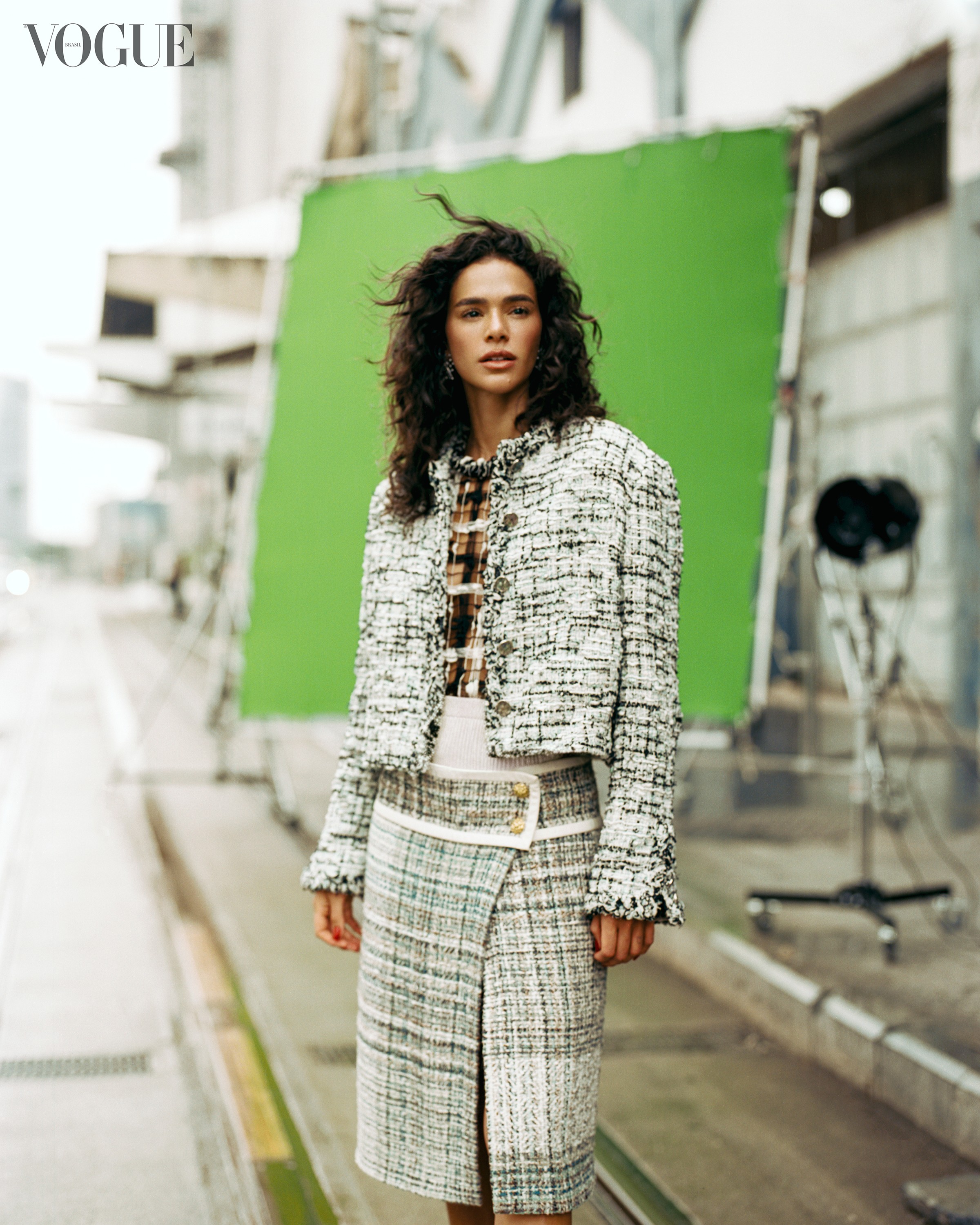 Vídeo: entre nos bastidores da capa da Vogue de março de 2026 com Bruna Marquezine