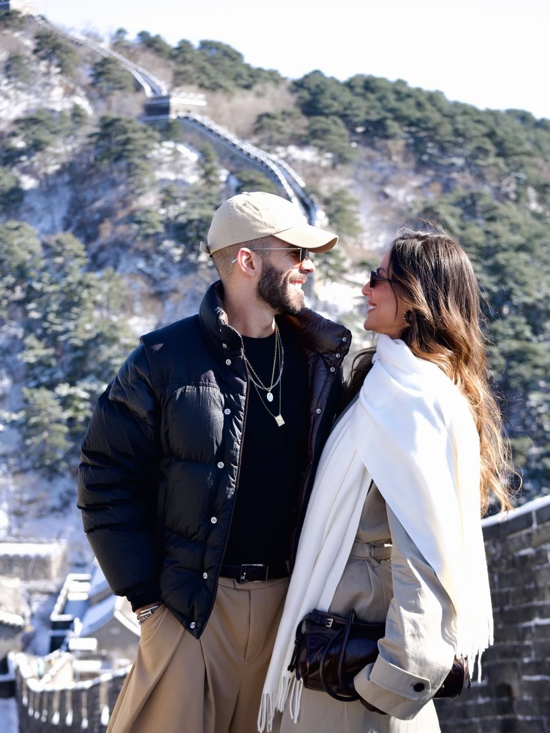 Mari Gonzalez exibe registro de passeio com Pipo Marques na Muralha da China