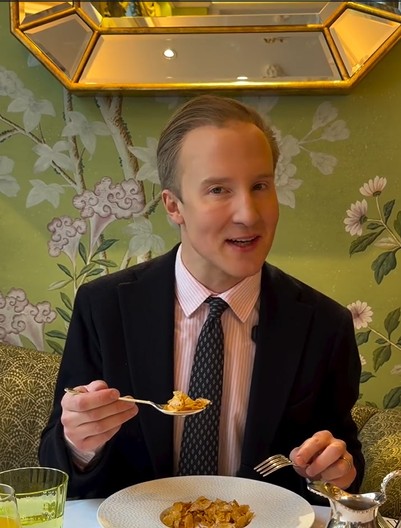 Consultor de etiqueta viraliza ao mostrar que cereal se come com garfo; veja