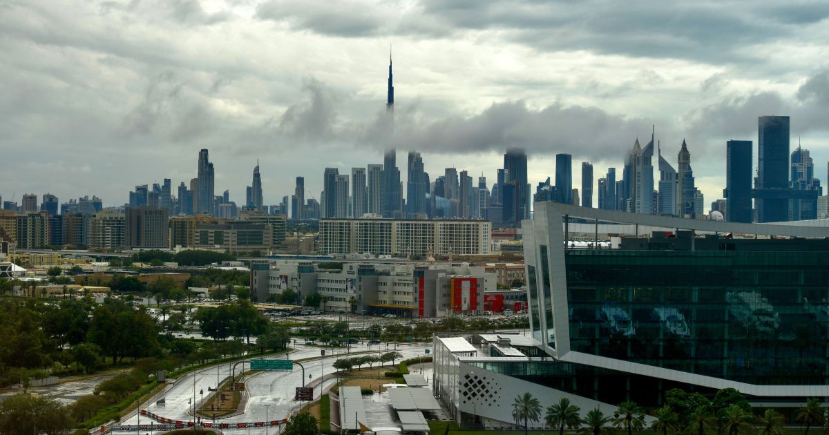 Prédios em Dubai são esvaziados após destroços atingirem arranha-céu