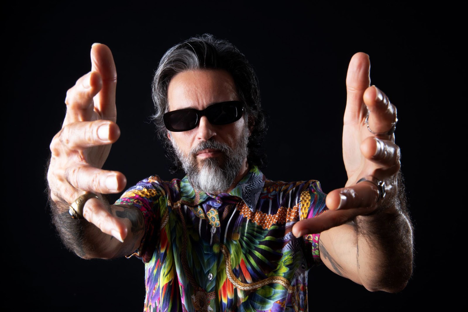 Guitarrista Lúcio Maia lança em abril álbum solo com músicas autorais que dialogam com a estética futurista