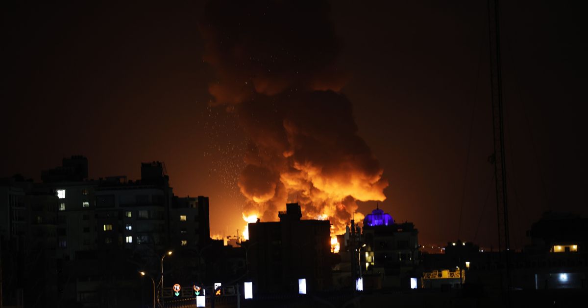 Israel ataca depósitos de petróleo em nova fase da guerra, diz fonte