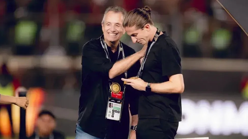 Bap diz que Filipe Luís “merece medalha” após título do Flamengo
