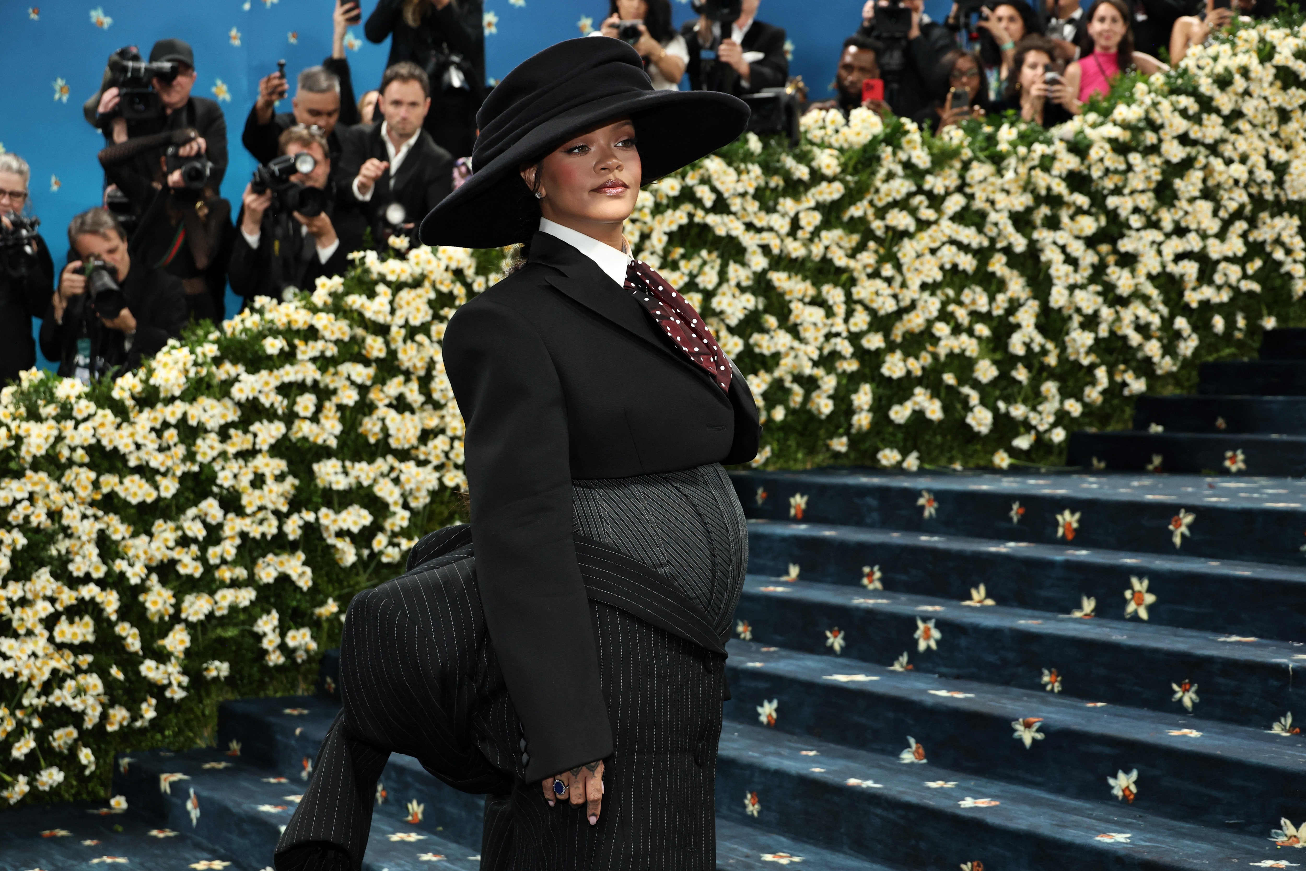 Casa de Rihanna em Beverly Hills é alvo de disparos; suspeita é detida