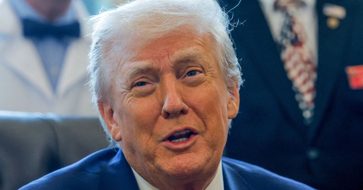 Trump anuncia que EUA vão retirar sanções de petróleo de “alguns países”