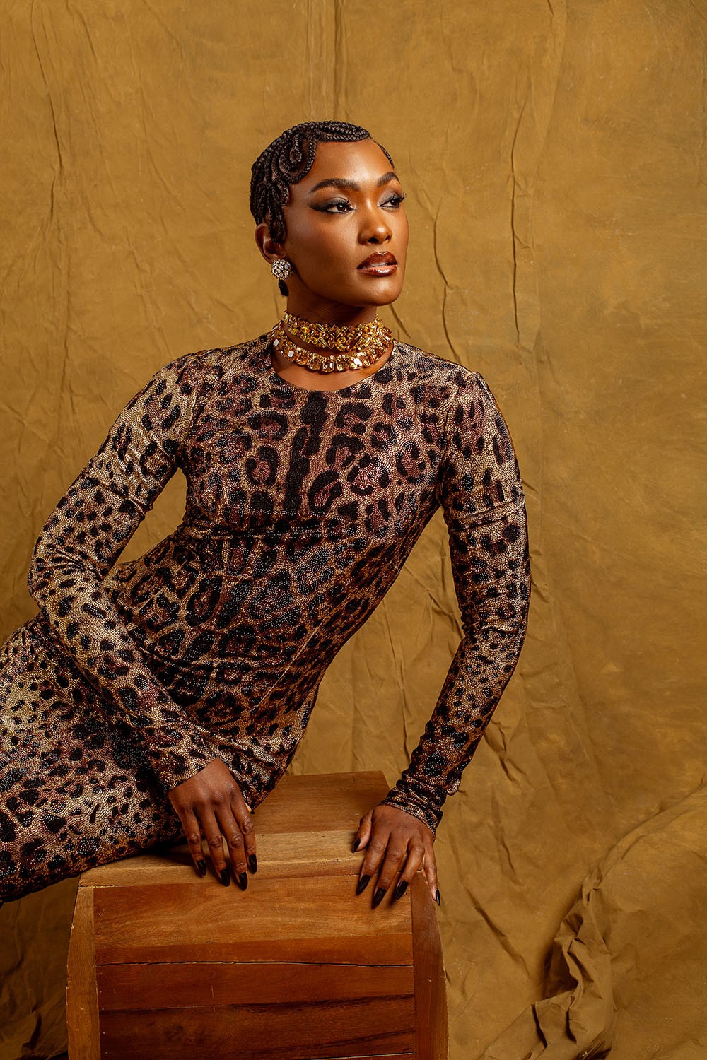 Érika Januza aposta em look grifado animal print para festa de lançamento de nova novela da Globo