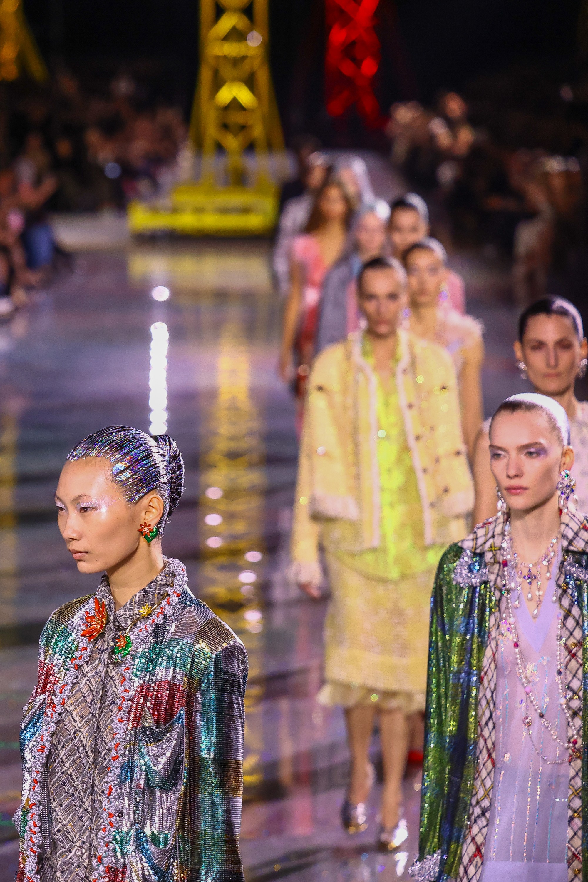 Fios holográficos, coque banana e acinzentado arco-íris: 6 cabelos que roubaram a cena na passarela da Chanel